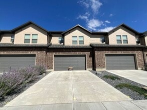 Building Photo - 2 bedroom 2 1/2 bath 2 car garage small do...