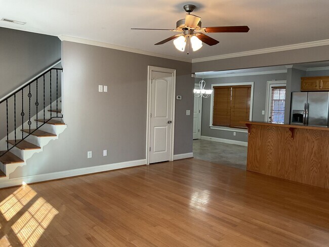 Building Photo - 10 Sarah St NW