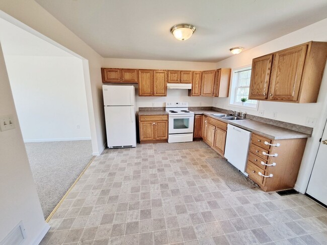 Building Photo - 2 Bed / 1-1/2 Bath Townhome