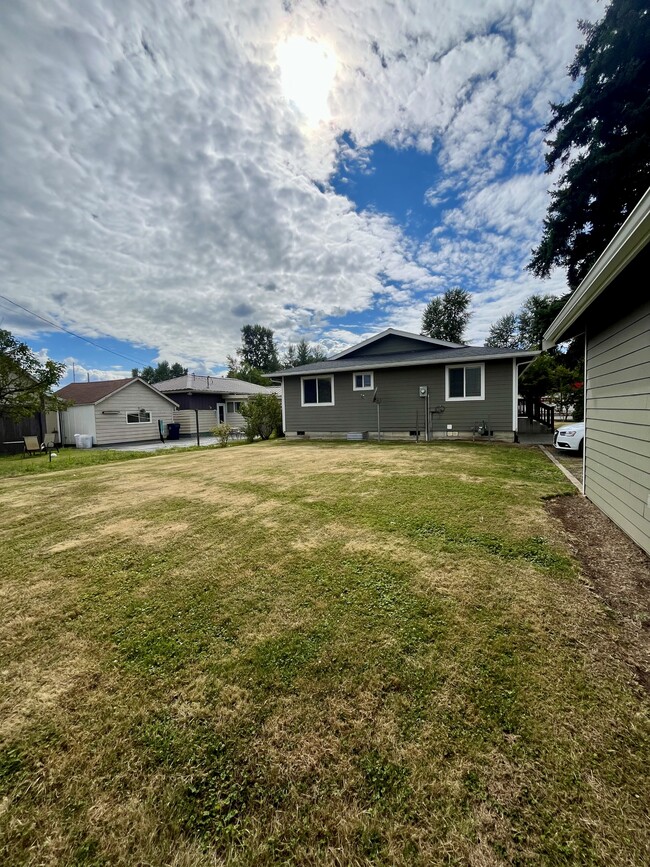 Building Photo - 1032 Cherry St