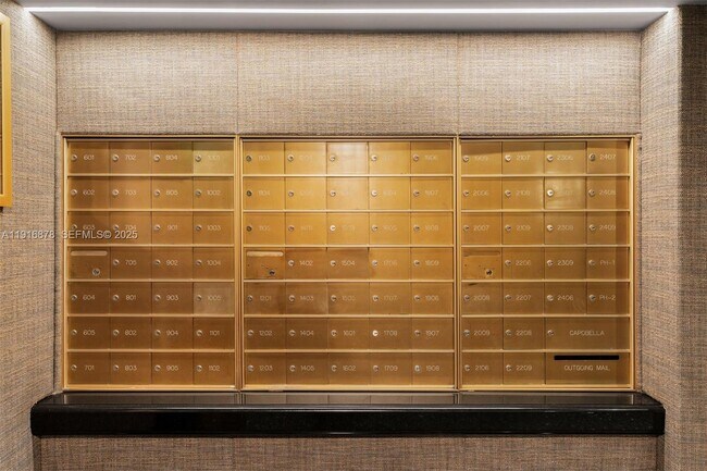 Building Photo - 5025 Collins Ave