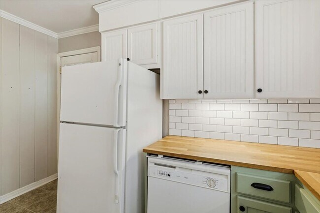 Building Photo - 2 Bedroom 2 Bath located in Northeast Jackson