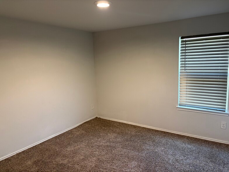 Building Photo - 103 Pecos Dr
