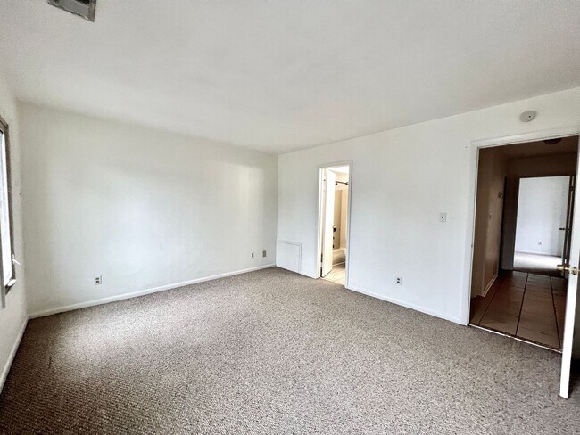 Building Photo - 622 Pinewood Dr