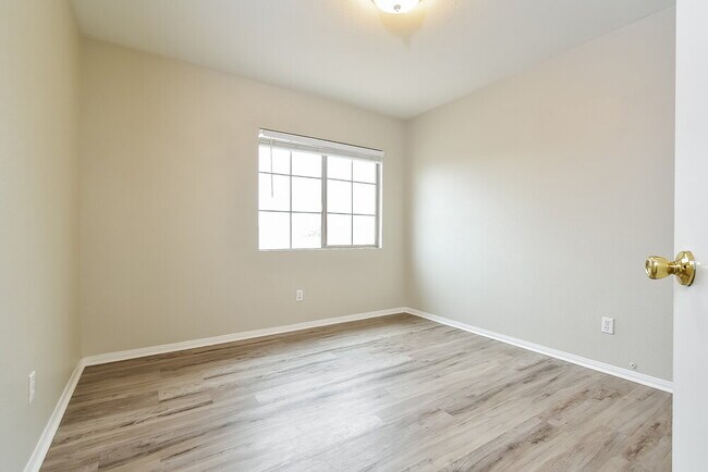 Building Photo - 4701 Cliff Breeze Dr