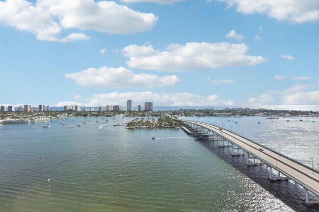 Building Photo - 2640 Lake Shore Dr