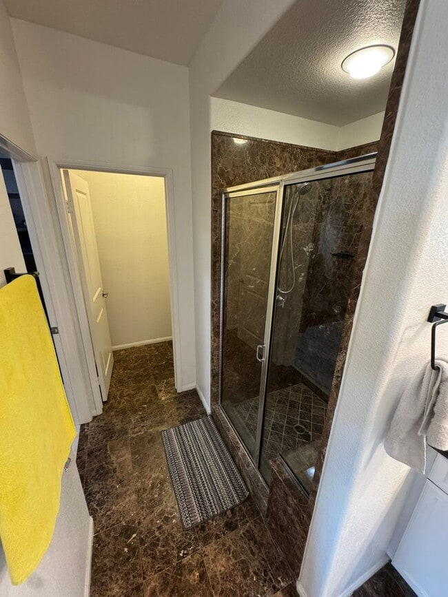 Building Photo - Spacious 2-Bedroom, 2-Bath Modern Home Loc...