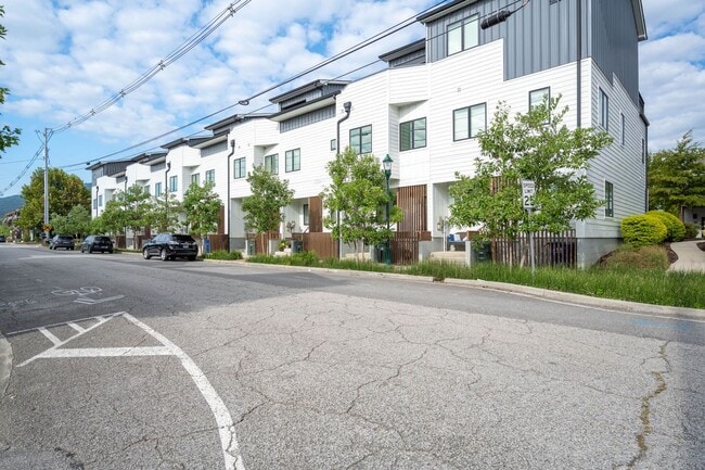 Building Photo - Location, Location , Location with this Beautiful Townhome
