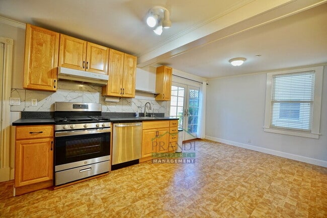 Building Photo - 521-523 C St