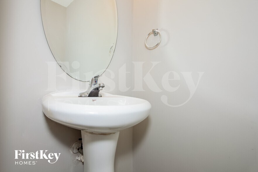 Building Photo - 7301 Hidden Creek Dr