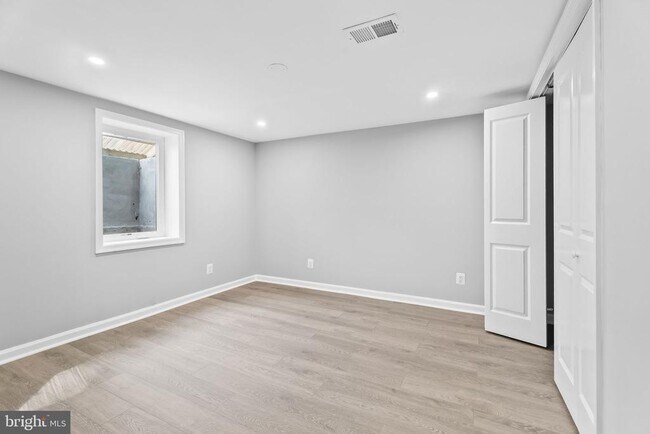 Building Photo - 5822 Brookview Dr