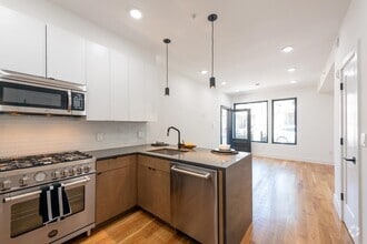 Building Photo - 827 Pavonia Ave