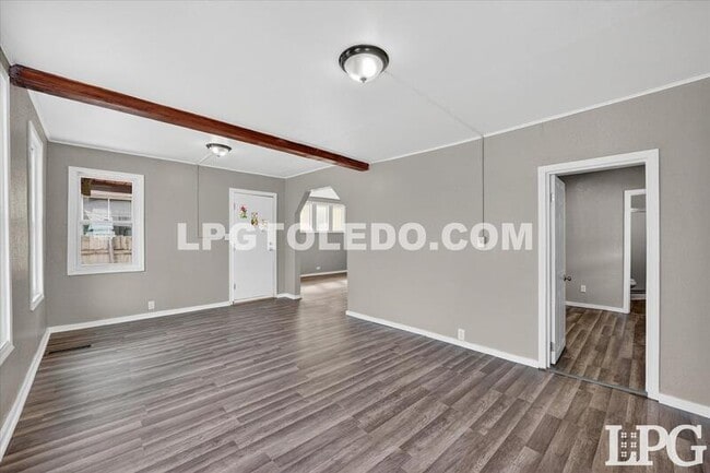 Building Photo - 3905 Peru St