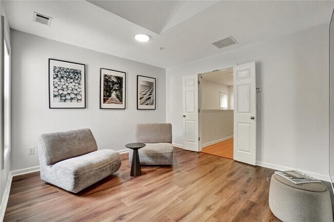 Building Photo - 702 Surrey Park Pl SE