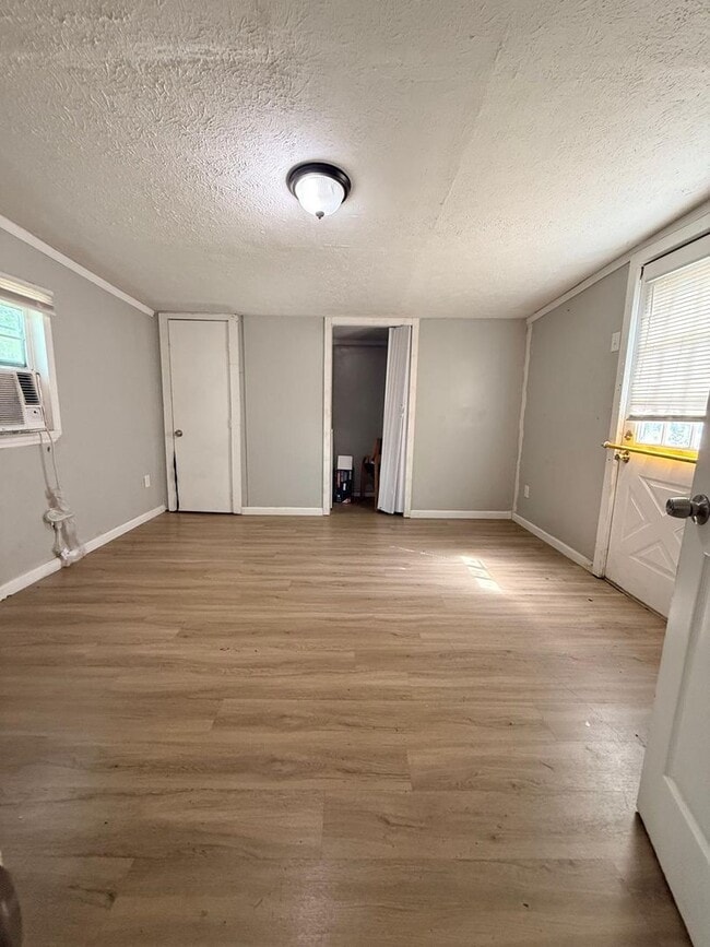 Building Photo - For Rent – 3 Bedroom / 1 Bathroom Home