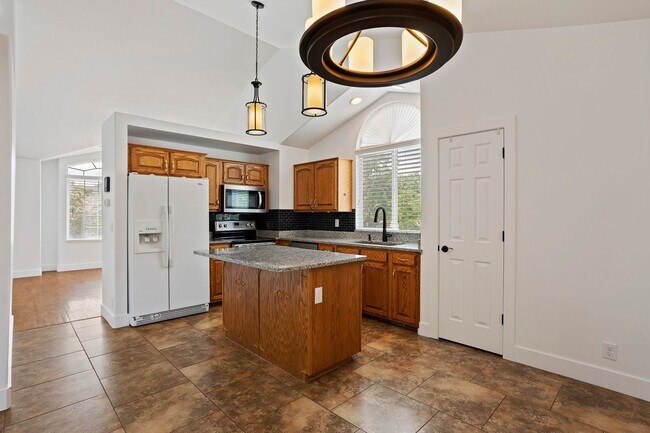Building Photo - Spacious 4 Bedroom 3 Bathroom Layton Home