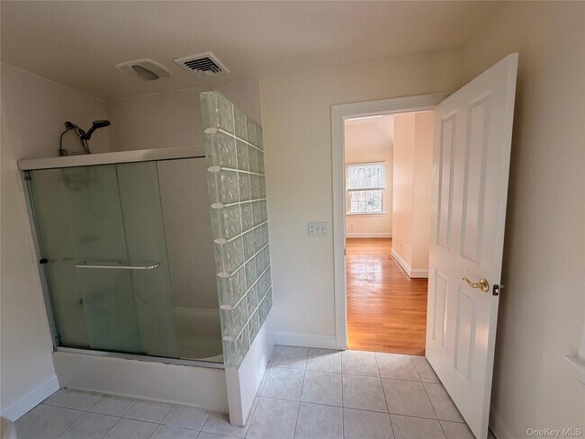 Building Photo - 4 Lloyd Point Dr