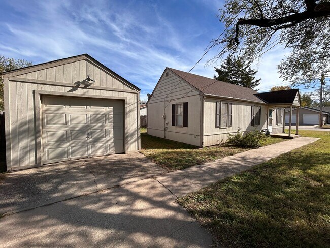 Building Photo - Cute 2 Bedroom 1 Bath