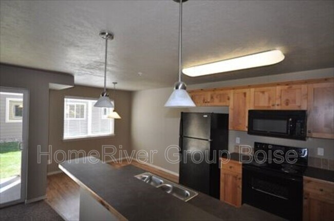 Building Photo - 865 N Bonsai Ln