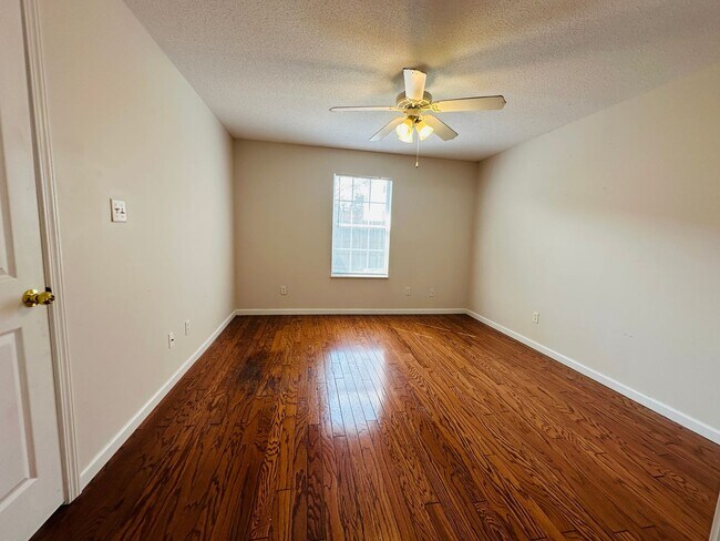 Building Photo - 2BR Condo with Garage | Vaulted Ceilings | Real Hardwood Floors | Gas Fireplace | Near UT & Downt...