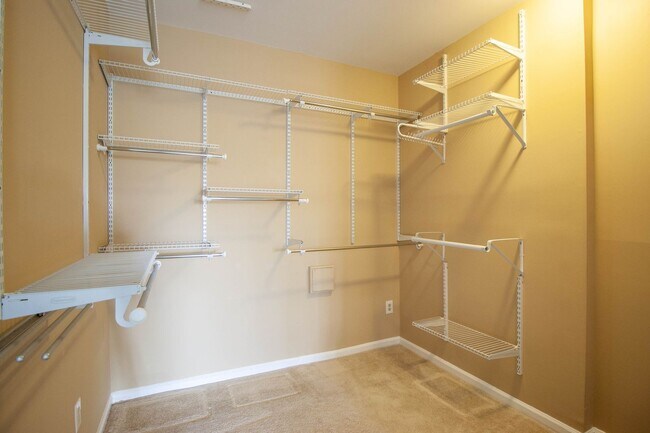 Building Photo - Gorgeous and updated 3Bd/2.5Bth townhome in the Town of Forest Hills! w/2 assigned parking space!