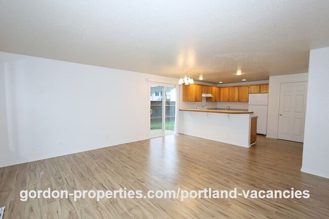 Building Photo - SE 73rd Ave - 3 bedroom townhouse in Mt Scott-Arleta neighborhood