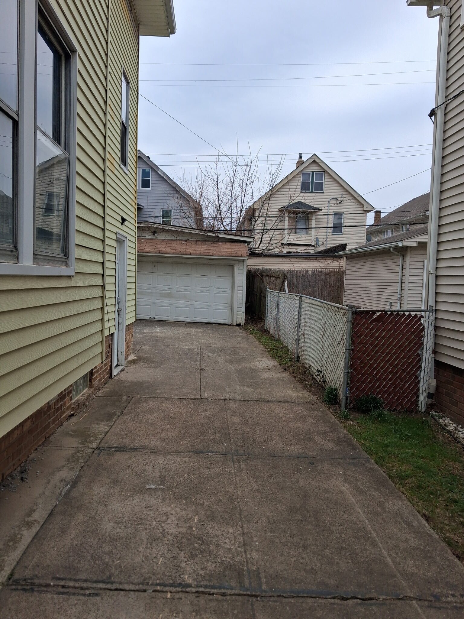 Building Photo - 2041 Elbur Ave