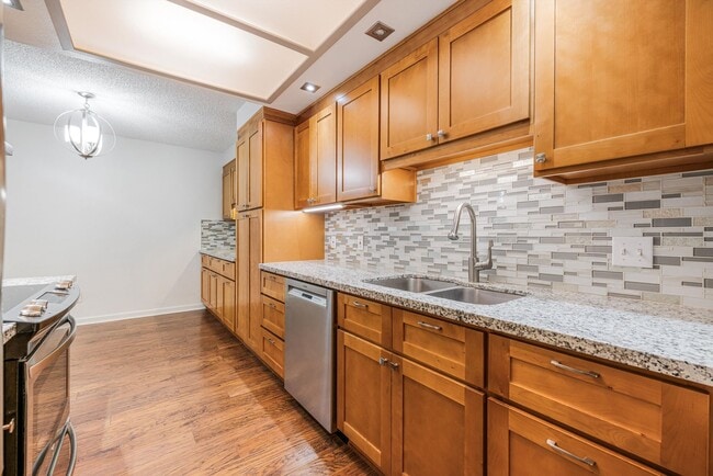 Building Photo - Sweet & Cozy 2 Bed 1 Bath condo available now! Lake Oswego - 1 Month Free