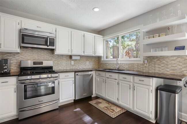 Building Photo - 15 Abbey Brook Pl
