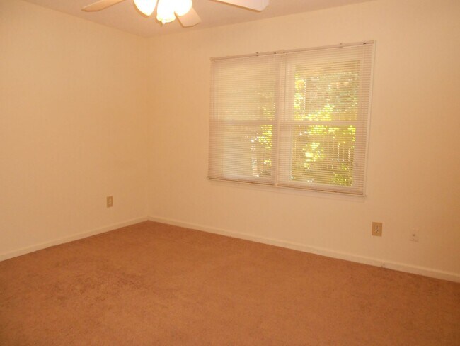 Building Photo - Spacious 2 Bedroom Condo Near Downtown Ath...