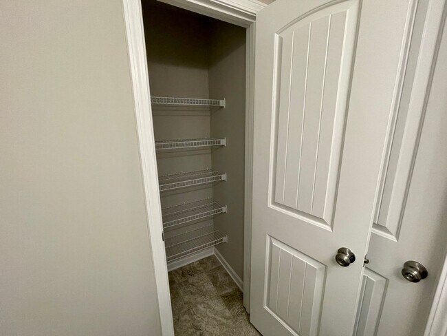 Building Photo - Gorgeous 4 Bed 2.5 Bath Home in GSO