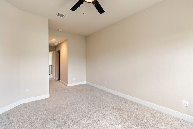 Building Photo - Luxurious 4 bedrooms 3 bathrooms home in L...