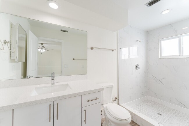 Building Photo - 302 NE 36th St