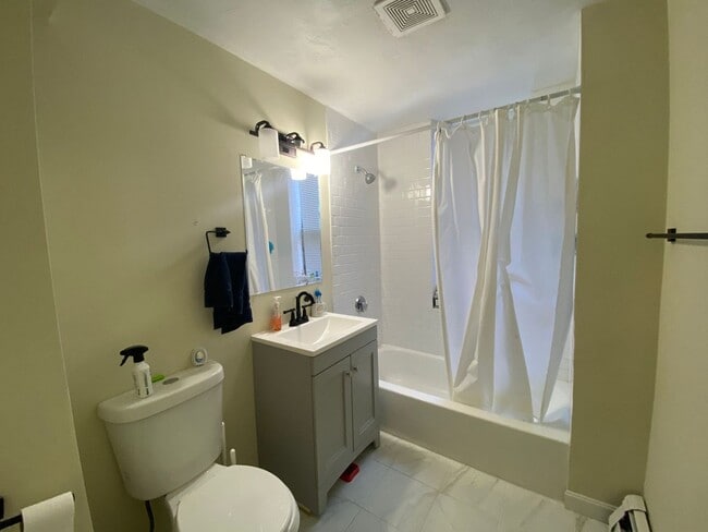 Building Photo - Renovated 2-Split in Mission Hill | Pet Friendly | Laundry in Building | 9/1