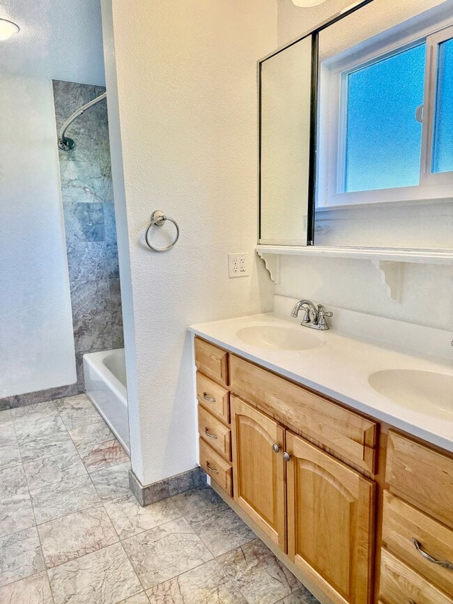 Building Photo - Beautiful Fair Oaks home