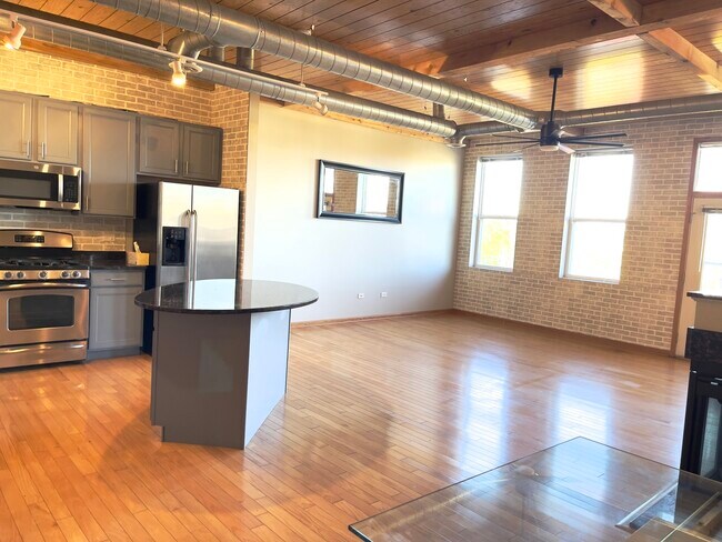 Building Photo - 1675 Town Center St