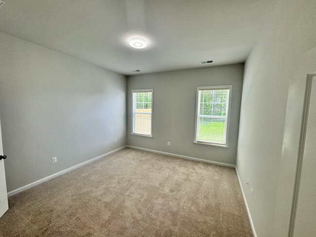 Building Photo - 701 Englewood Farms Dr