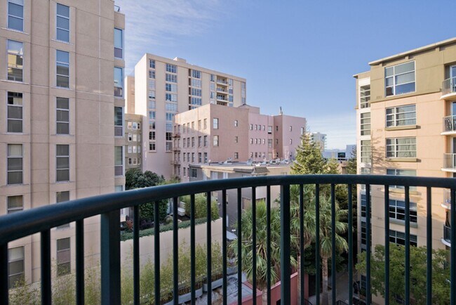 Building Photo - 680