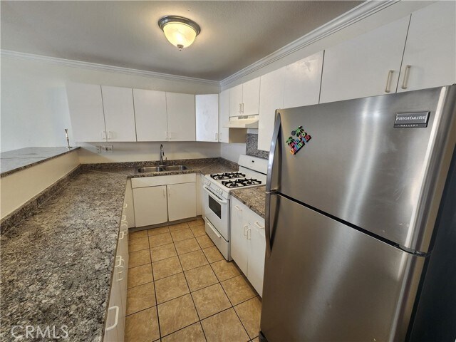 Building Photo - 14006 Vanowen St