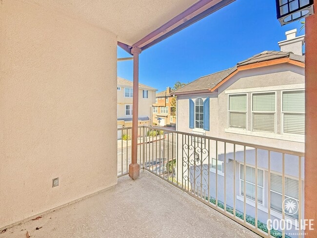 Building Photo - Stylish Eastlake Townhome with Pool Access...