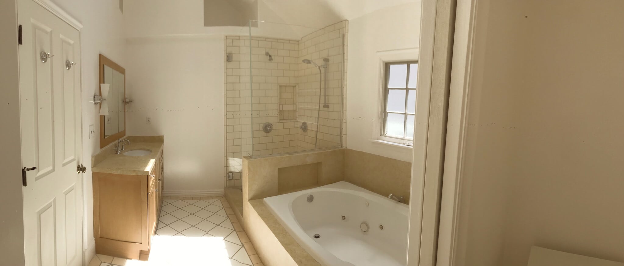 En Suite Bathroom w Tiled Shower & Deep Jacuzzi Tub - 325 S Berkeley Ave