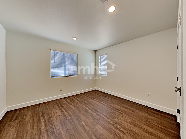 Building Photo - 696 N Water St