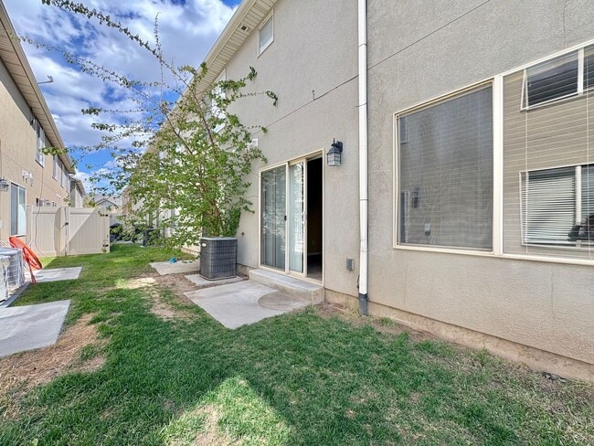 Building Photo - Modern 2 Bed Townhome | Garage, Views & Easy I-15 Access!