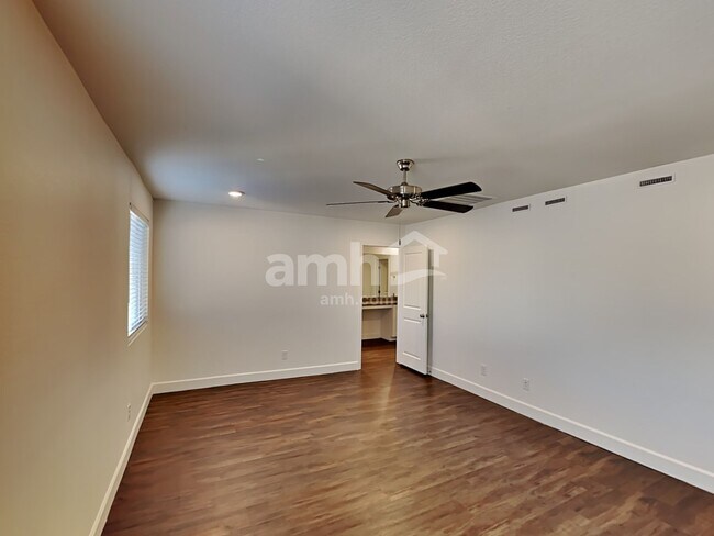 Building Photo - 10465 Beavertail Hill Ave
