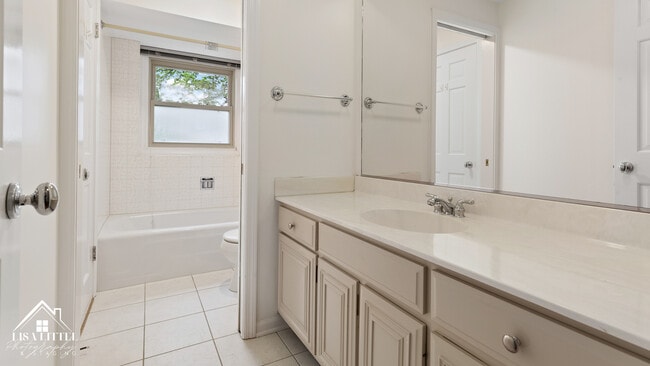 Building Photo - 2S661 Ave Normandy W