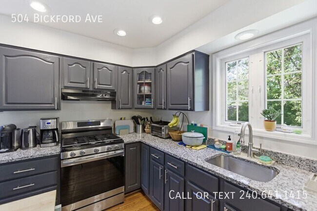 Building Photo - 504 Bickford Ave
