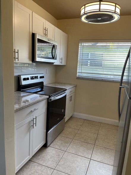 Kitchen - 300 SW 16th Ct
