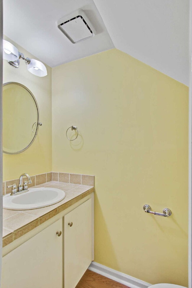 Building Photo - 978 Governors Rd