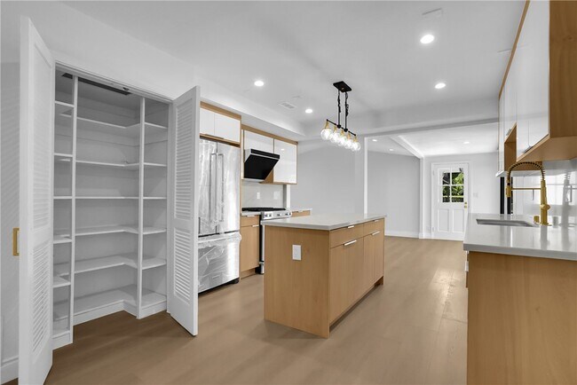 Building Photo - 325 W Le Roy Ave
