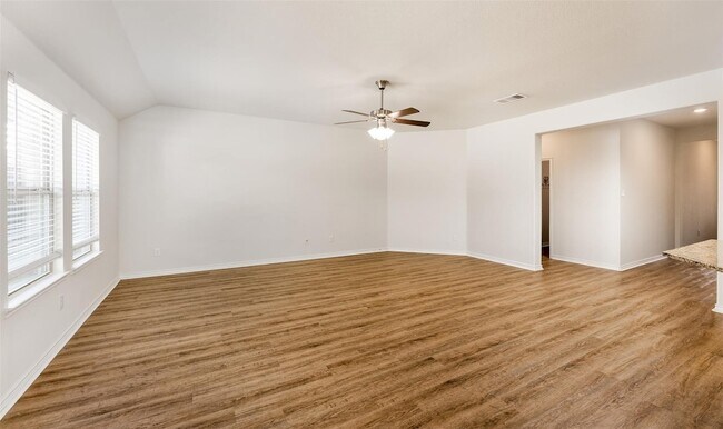 Building Photo - 716 Bluebird Way